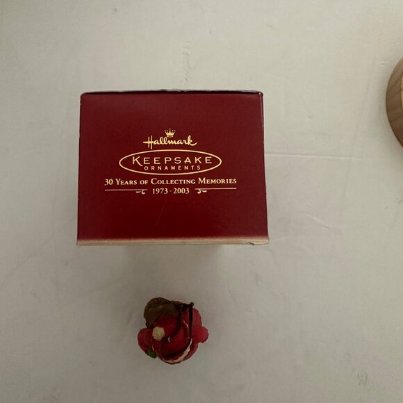 2003 Hallmark Kris Kringle Ornament With Woven Backpack & Red Coat Christmas - Picture 7 of 8